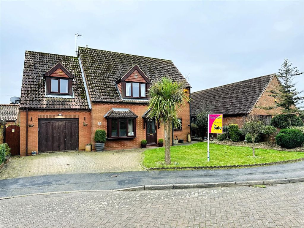 5 bed detached house for sale in Jefferson Close, Hook, Goole DN14, £