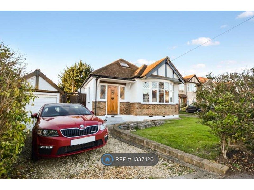3 bed detached house to rent in Woodside Close, Berrylands, Surbiton