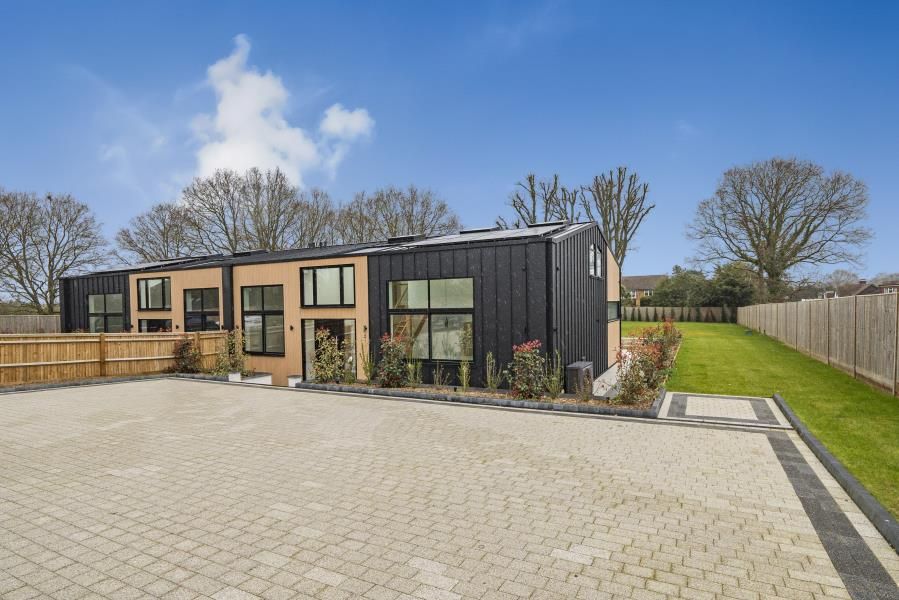 4 bed semidetached house to rent in Horsley Road, Downside, Cobham