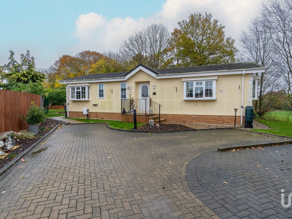 2 bed mobile/park home for sale in Broadoaks Road, Takeley