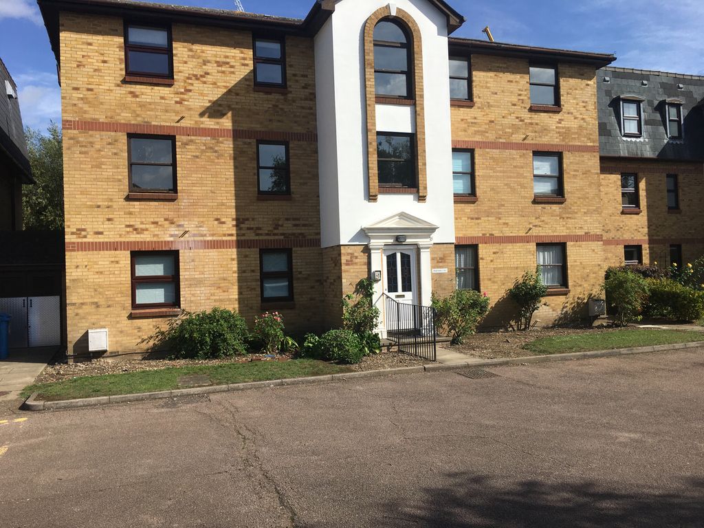 2 bed flat to rent in Stort Road, Stortford CM23, £1,550 pcm