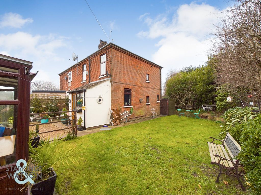 4 bed semidetached house for sale in Cliff Park Cottages, Lowestoft