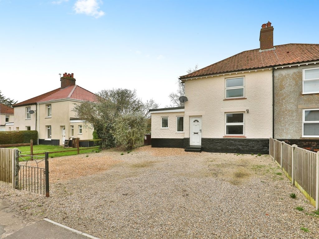 4 bed semidetached house for sale in Norwich Road, Hingham, Norwich