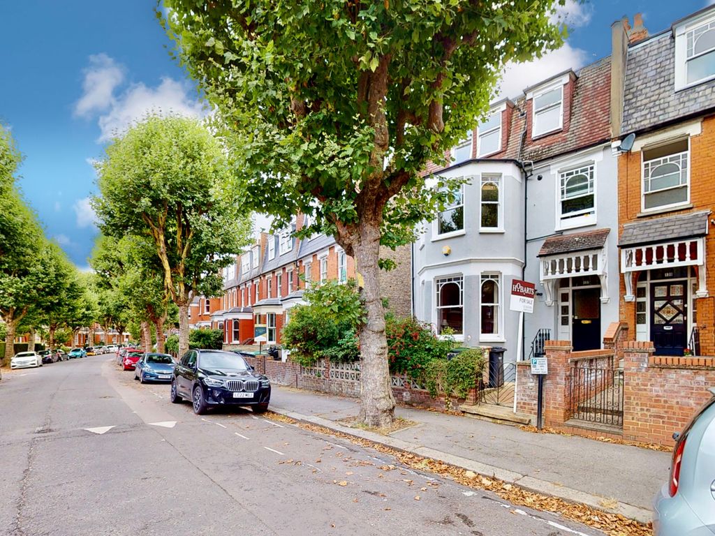 2 bed flat for sale in Stapleton Hall Road, Stroud Green, London