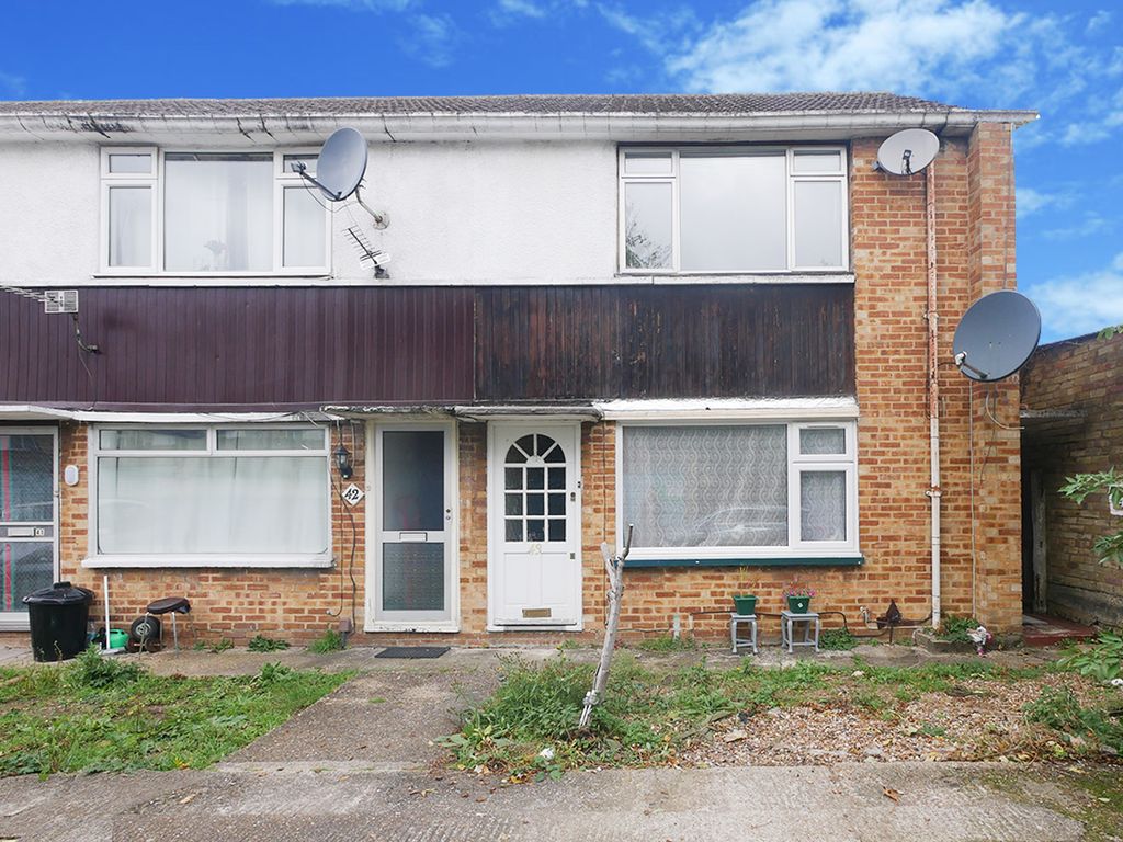 Studio to rent in Yeading Court, Masefield Lane, Hayes UB4 Zoopla