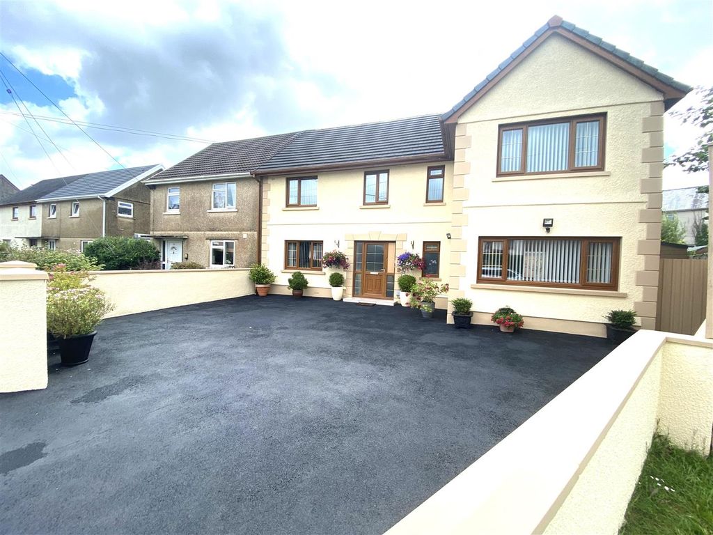 4 bed semidetached house for sale in Troed Y Bryn, Upper Tumble