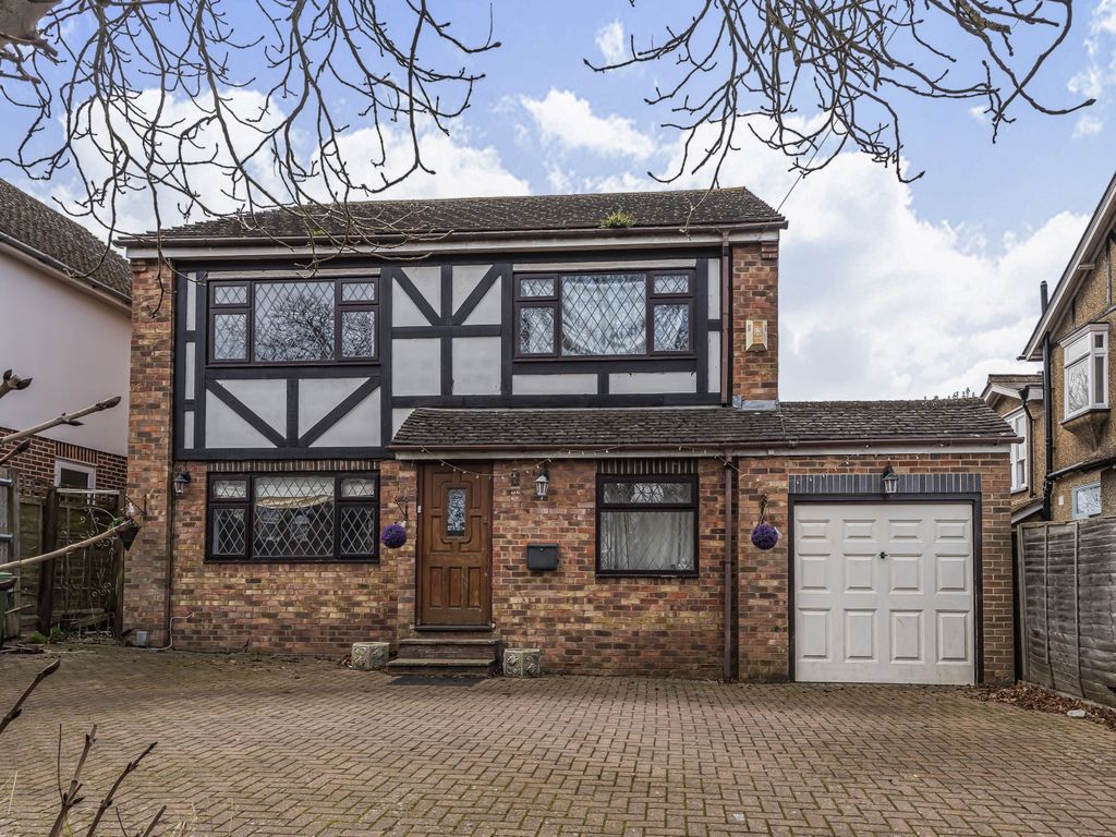 4 bed detached house to rent in Heathfield Road, Keston BR2, £2,750 pcm