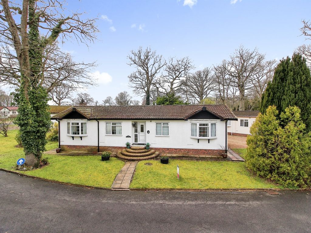3 bed mobile/park home for sale in Deanland Wood Park, Golden Cross