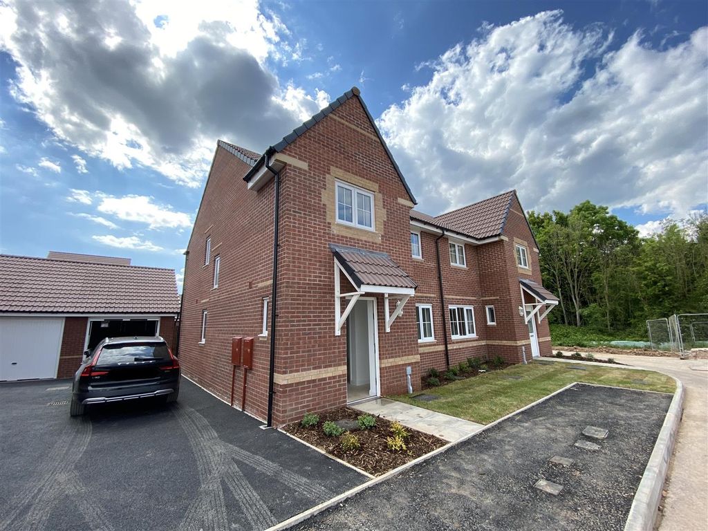 4 bed semidetached house to rent in Bullrush Way, Sedbury, Chepstow