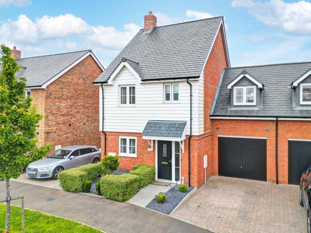 3 bed semidetached house for sale in Clover Crescent, Hellingly BN27