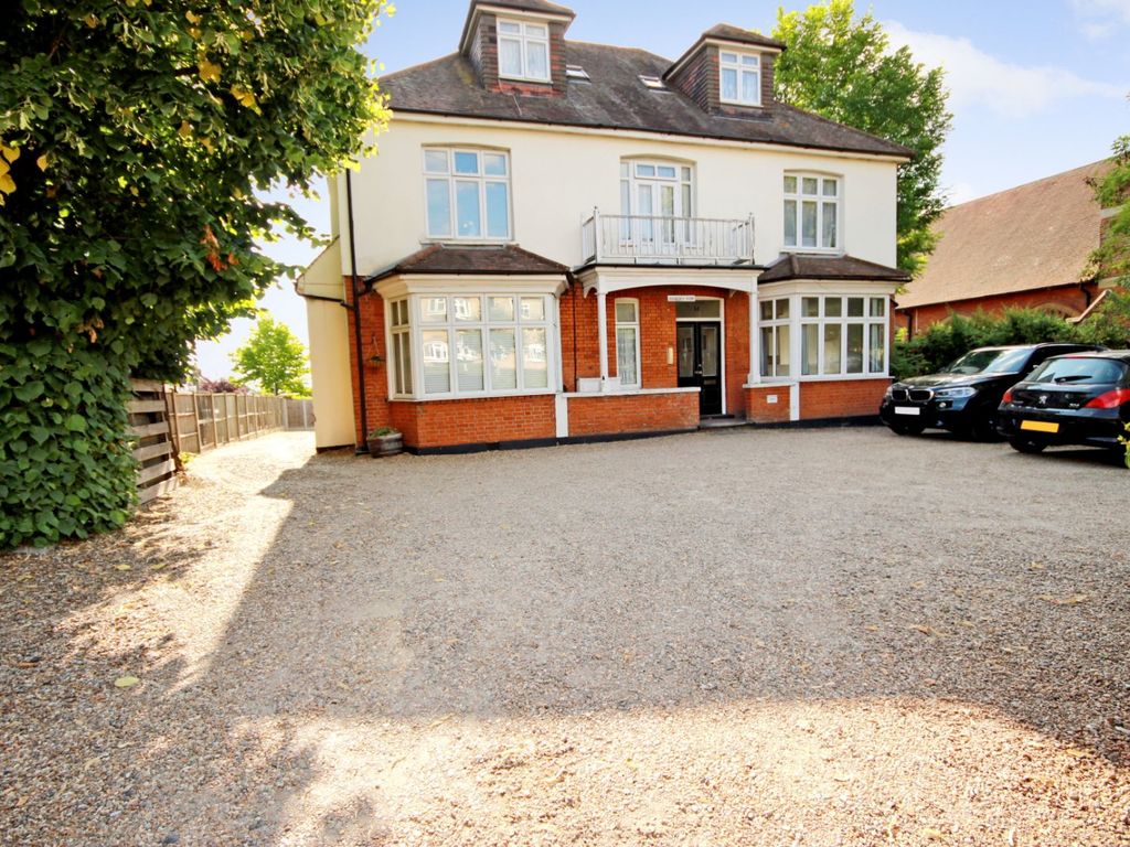 2 bed flat to rent in Hall Lane, Upminster RM14, £1,450 pcm Zoopla