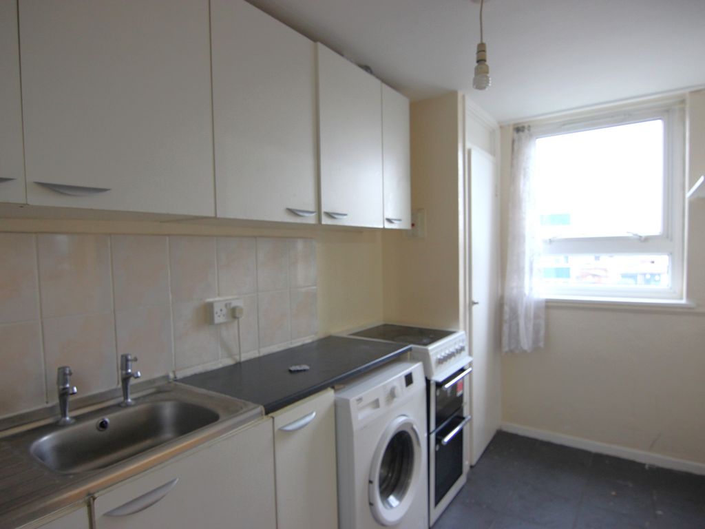 1 bed flat to rent in Bonnington House, Ayley Croft, Enfield, Greater