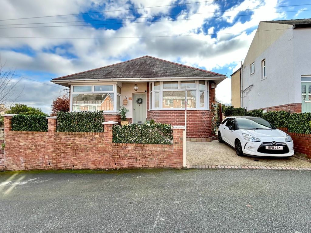 3 bed detached bungalow for sale in Margaret Road, Wombwell, Barnsley