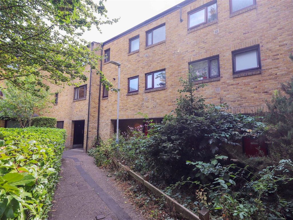 Lawn Road, Uxbridge UB8  