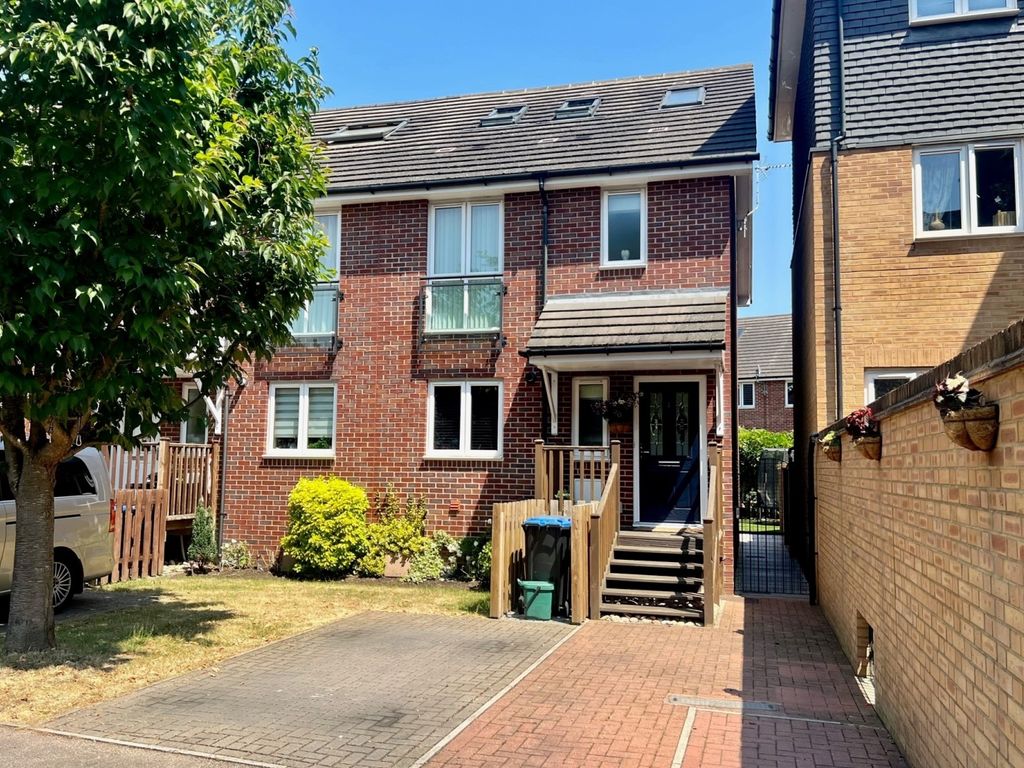 4 bed semidetached house for sale in Tillers Close, StainesUpon