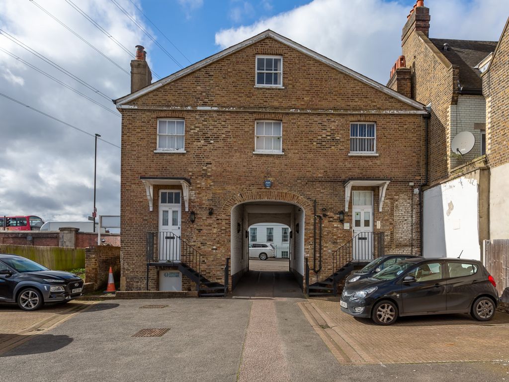 2 bed flat to rent in London Road, Mitcham CR4 Zoopla