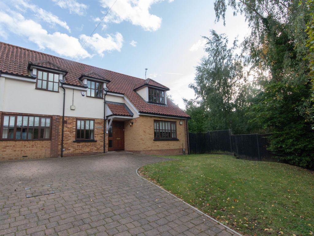 4 bed detached house to rent in Windhill Old Road, Stortford