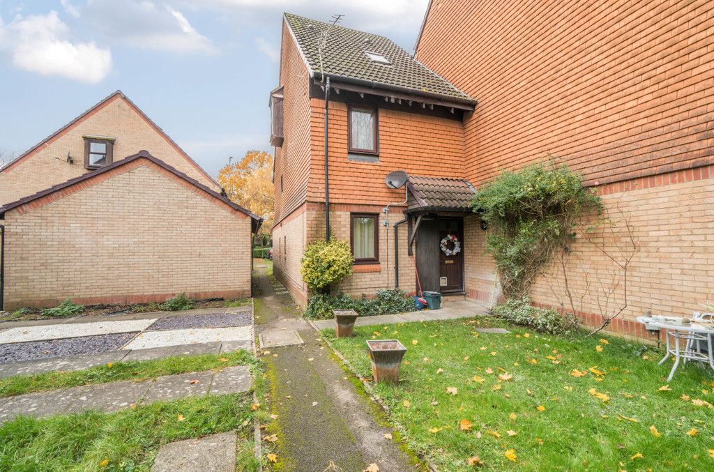 2 bed flat for sale in Hedgerley Court, Woking, Surrey GU21, £275,000