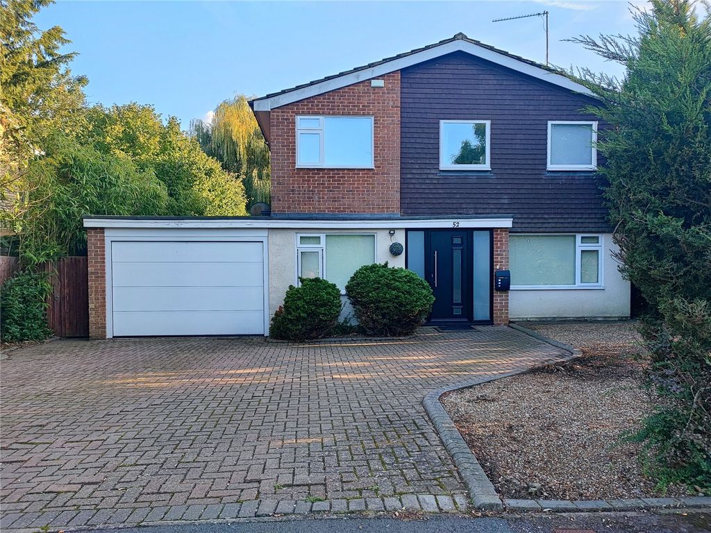 4 bed detached house to rent in Knowles Avenue, Crowthorne, Berkshire