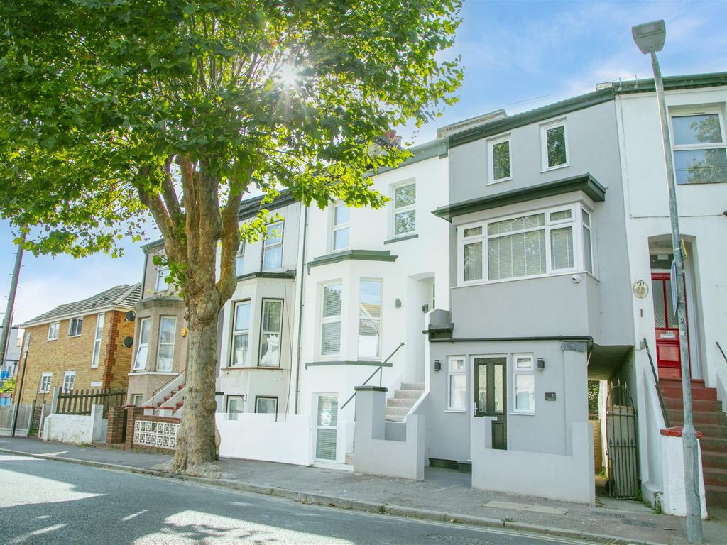 1 bed flat for sale in Hartington Road, SouthendOnSea SS1, £180,000