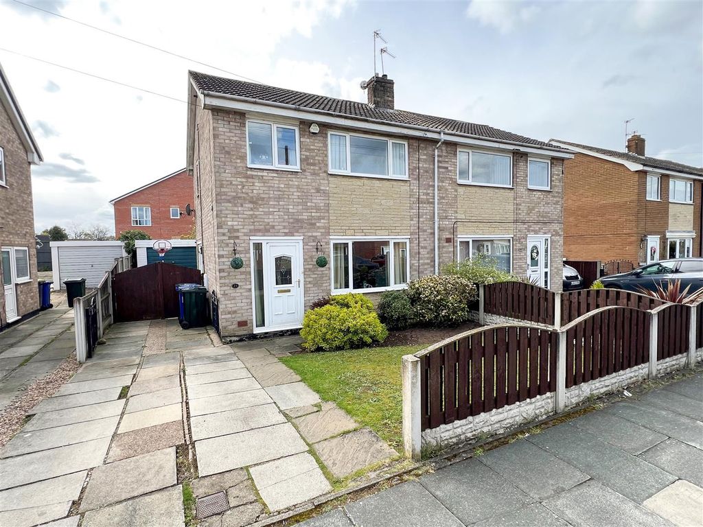 3 bed semidetached house to rent in Bretby Close, Cantley, Doncaster