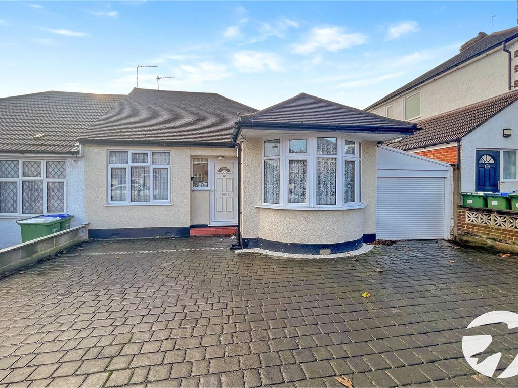 3 bed semidetached house for sale in Lingfield Crescent, London SE9, £