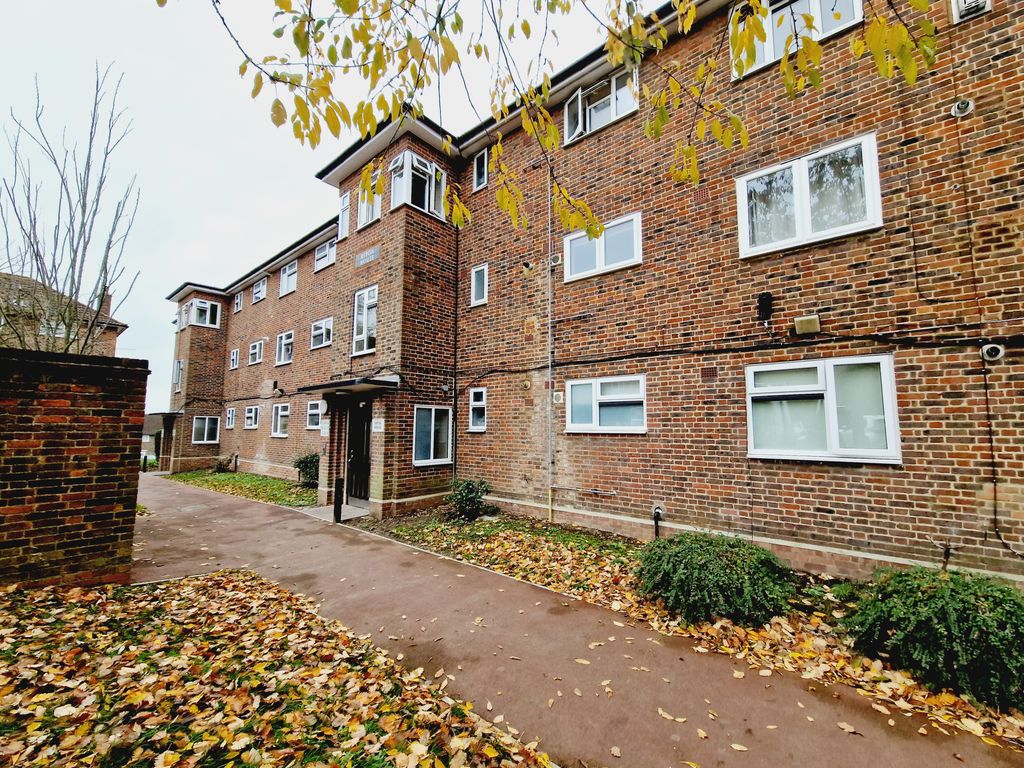 1 bed flat to rent in Dartfields, Romford RM3, £1,050 pcm Zoopla
