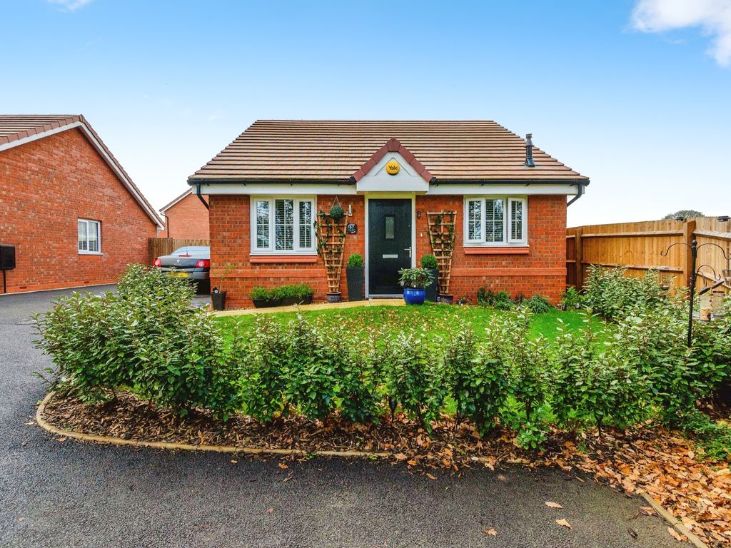 2 bed detached bungalow for sale in College Way, Wolverhampton WV10, £