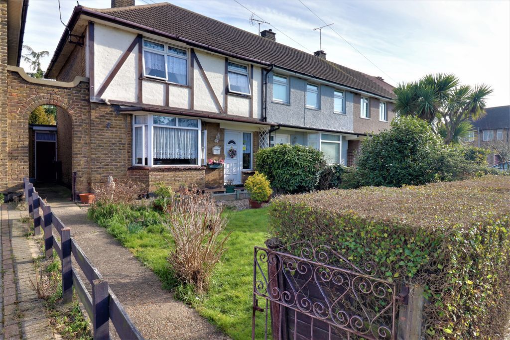 3 bed end terrace house for sale in North Avenue, Canvey Island SS8