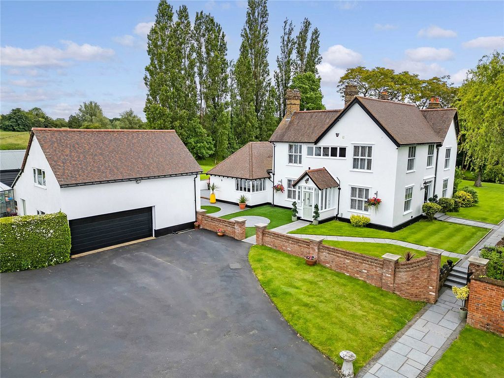 4 bed property for sale in Highfield Stile Road, Bocking CM7, £