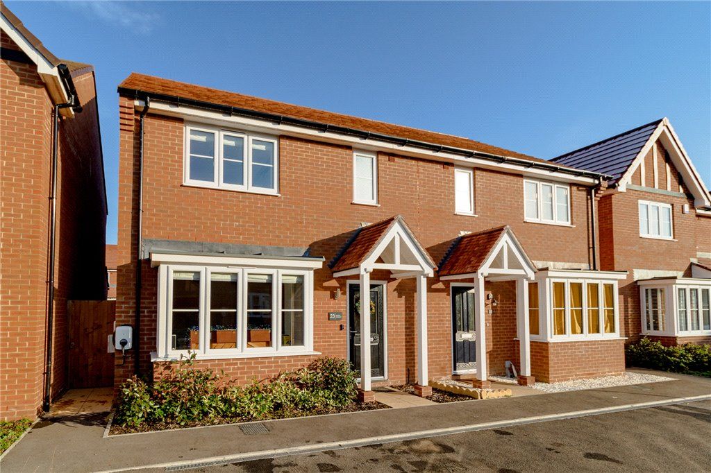 3 bed semidetached house for sale in Martyn Crescent, Shinfield