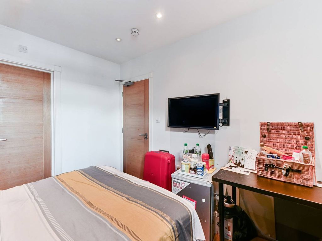 Studio to rent in Thornton Heath, Thornton Heath CR7, £800 pcm Zoopla