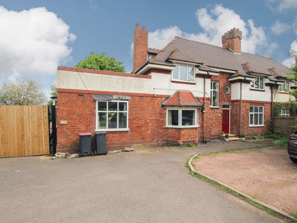 4 bed semidetached house for sale in Hall End Villas, Watling Street