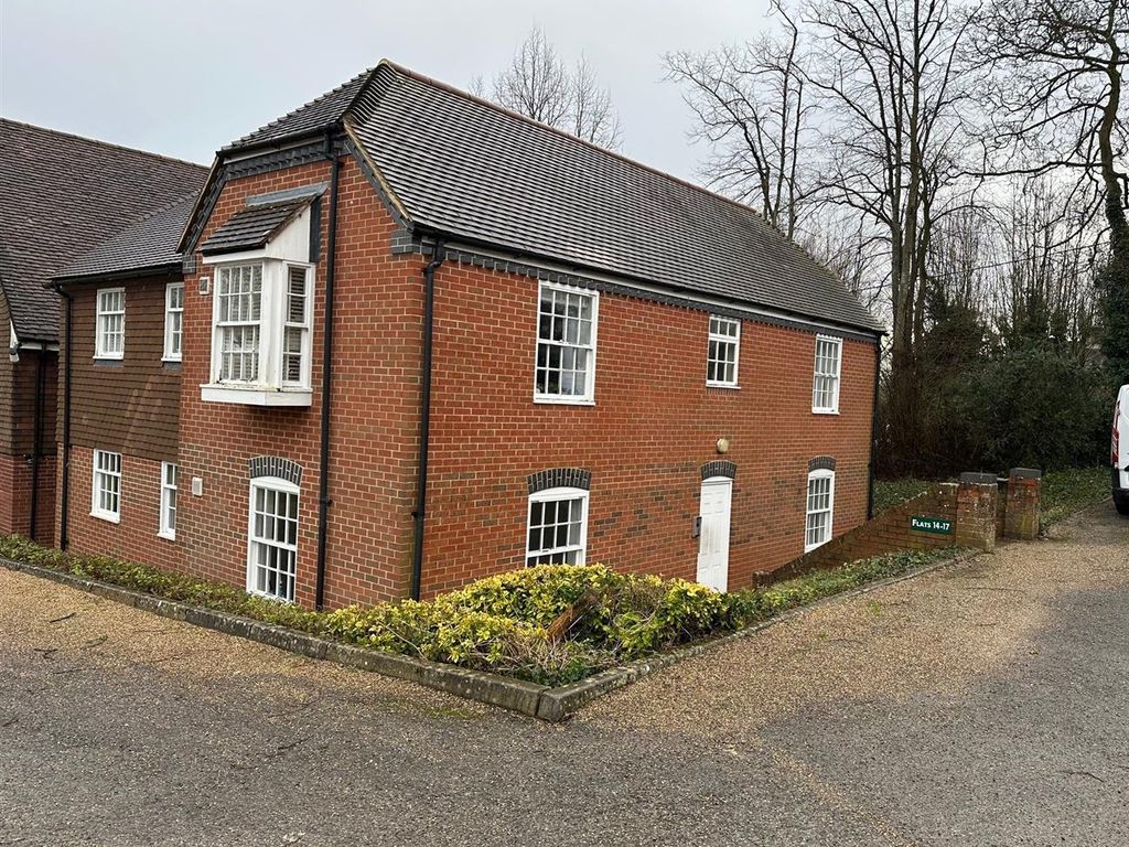 1 bed flat to rent in Clatford Manor House, Upper Clatford, Andover