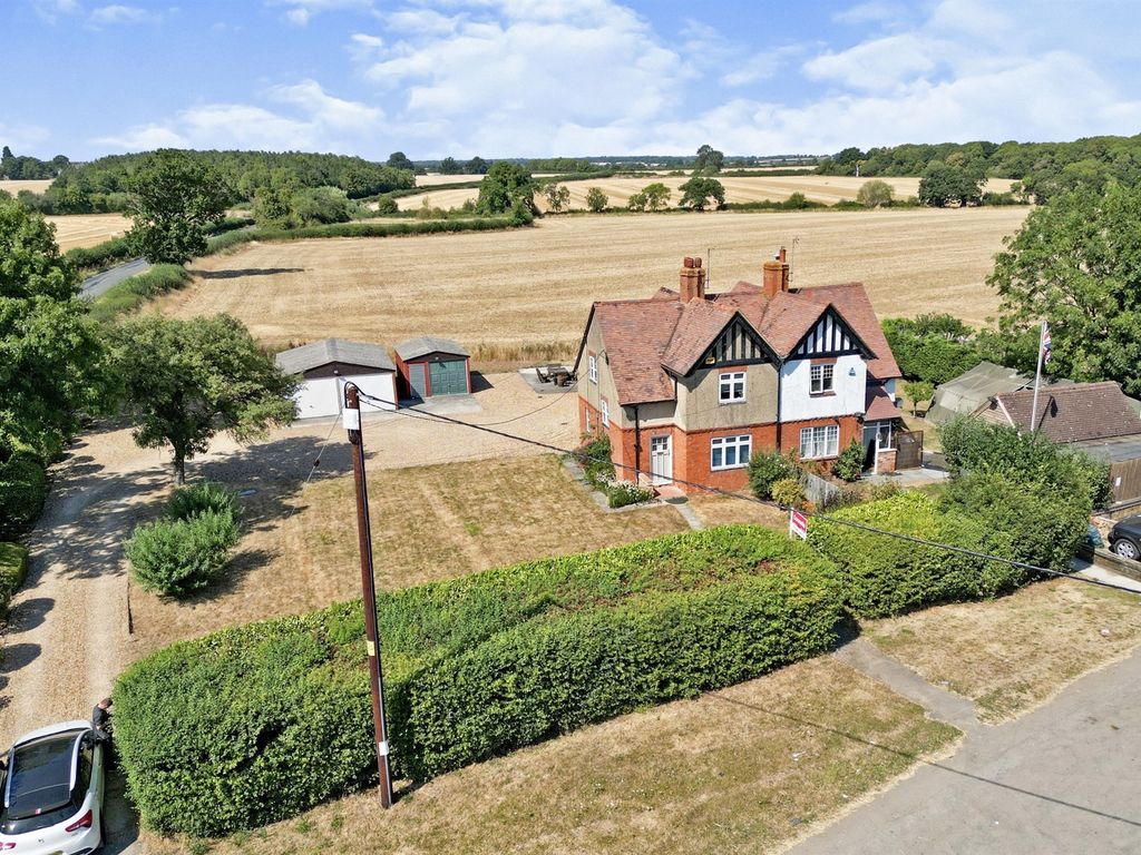 3 bed semidetached house for sale in Stratford Road, Wicken, Milton
