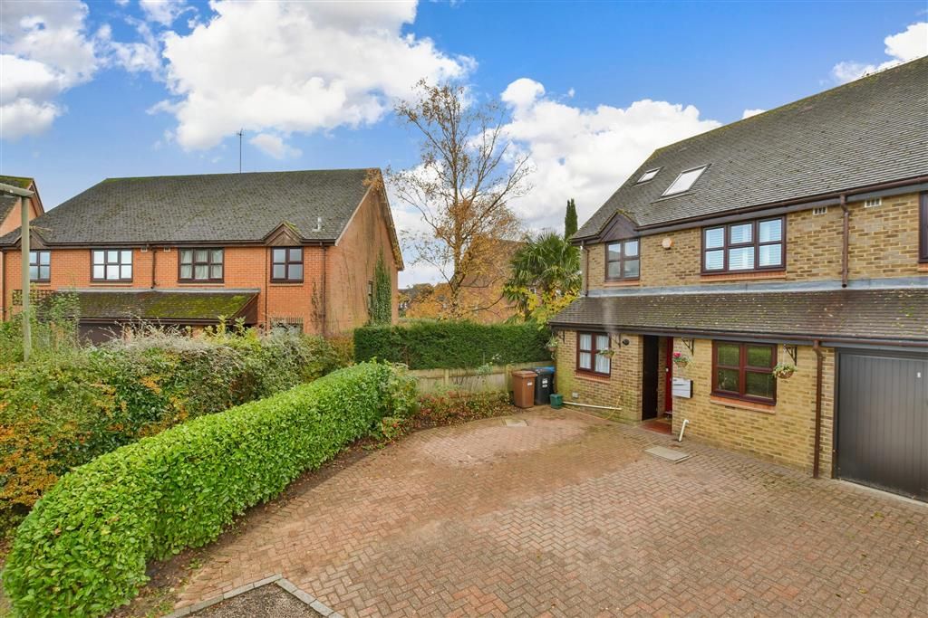 4 bed semidetached house for sale in Gorse Drive, Smallfield, Surrey