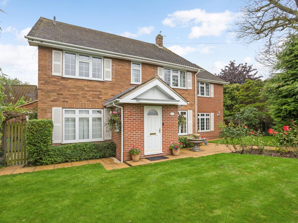 6 bed detached house for sale in Hedsor Road, Bourne End SL8, £