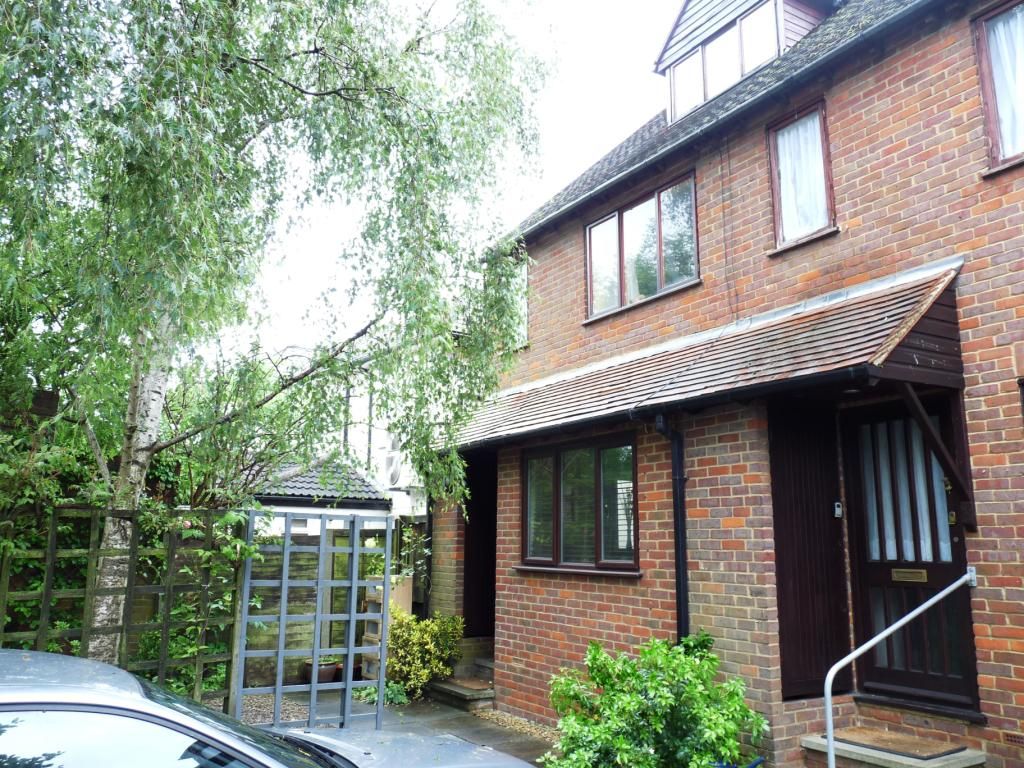 1 bed flat to rent in Romeland Court, High Street, Elstree, Borehamwood