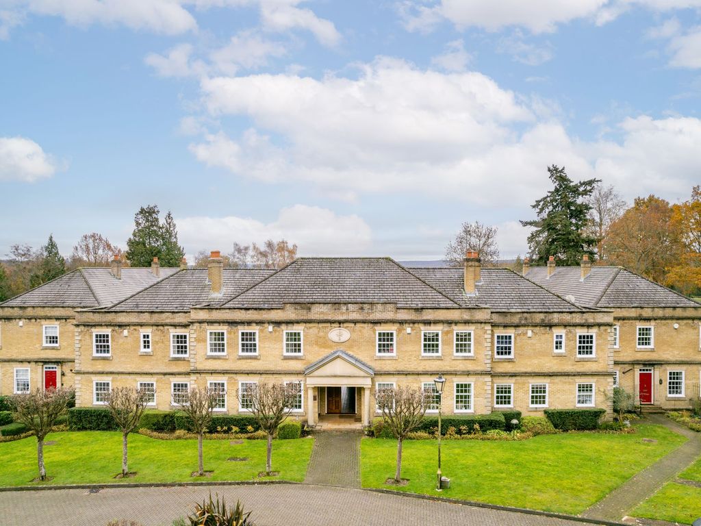 4 bed terraced house to rent in Turners Hill Road, East Grinstead RH19