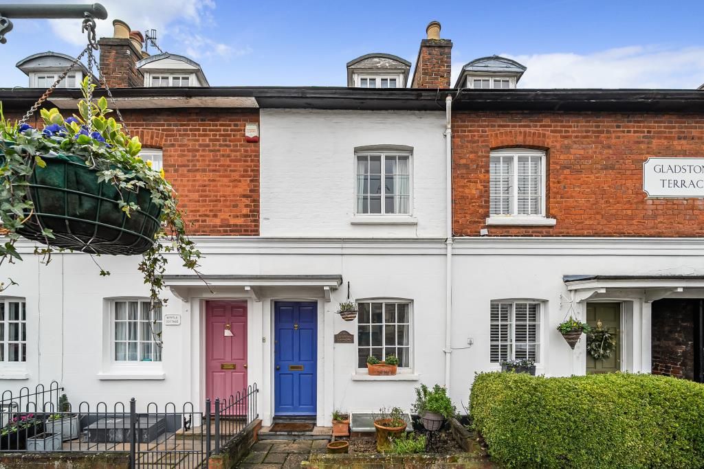 3 bed terraced house to rent in Reading Road, Henley On Thames RG9, £