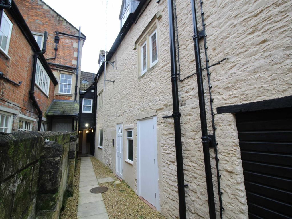 2 bed flat to rent in Market Place, Chippenham SN15, £875 pcm Zoopla