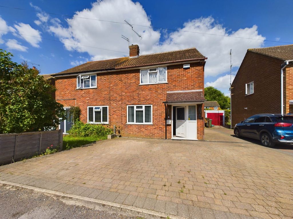3 bed semidetached house for sale in Meadowcroft, Aylesbury