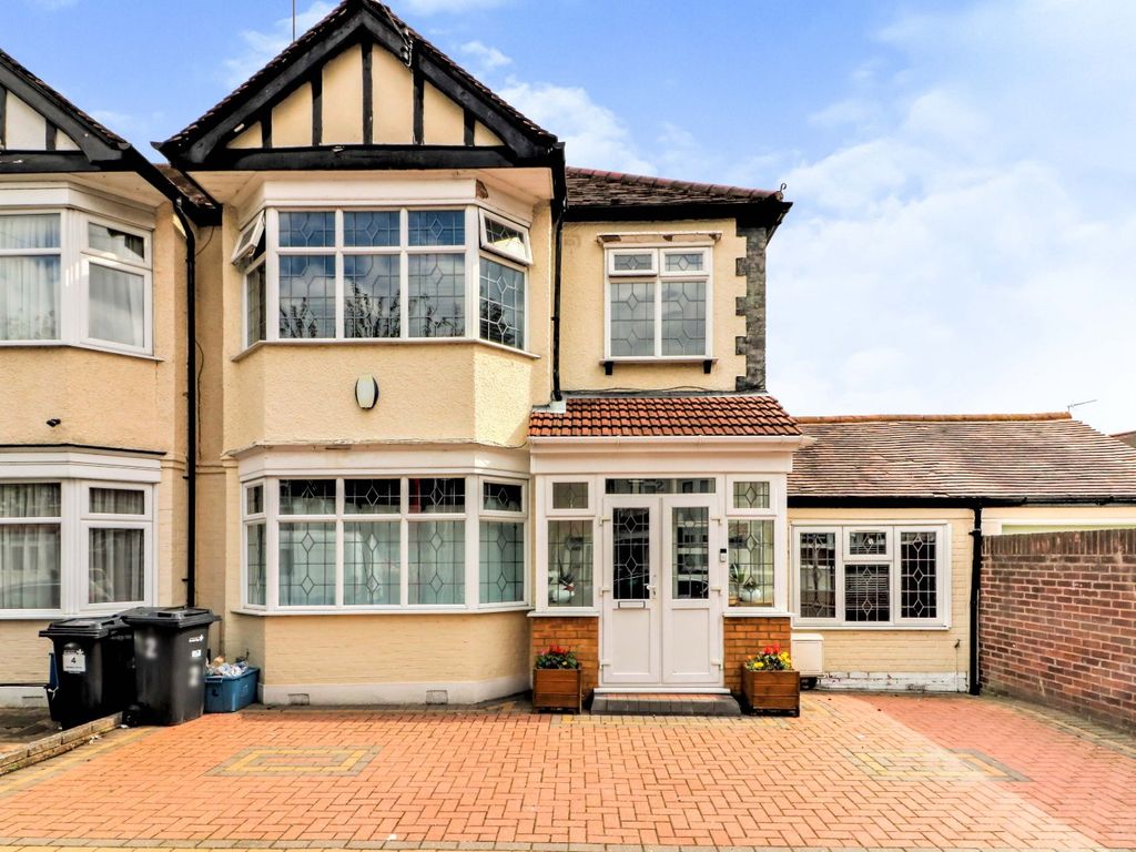 4 bed semidetached house for sale in Bentley Drive, Ilford IG2, £
