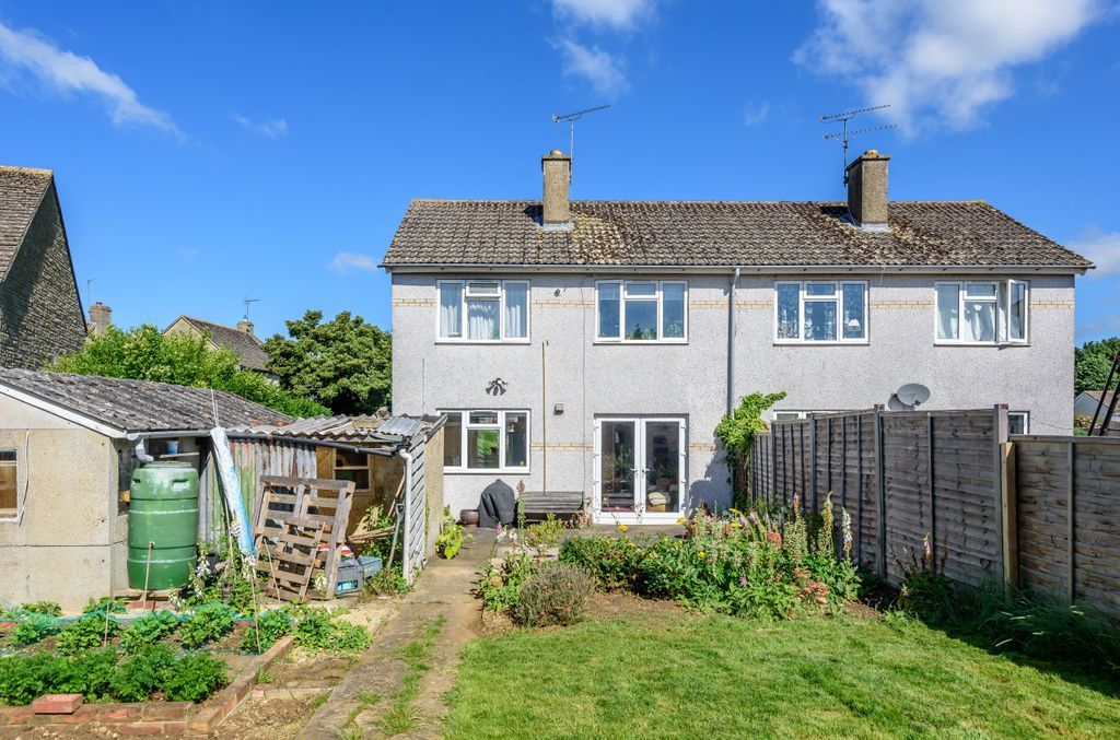 3 bed semidetached house for sale in Gassons Way, Lechlade GL7 Zoopla