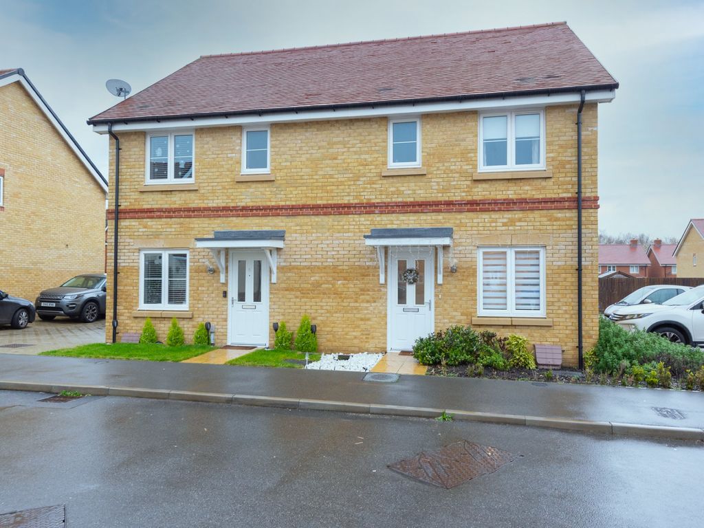 3 bed semidetached house for sale in Wright Avenue, Blackwater