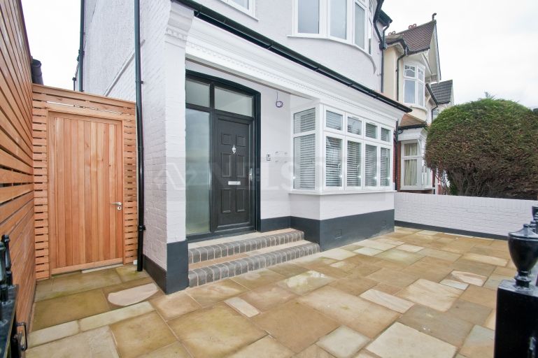 4 bed semidetached house to rent in Nimrod Road, Streatham SW16, £