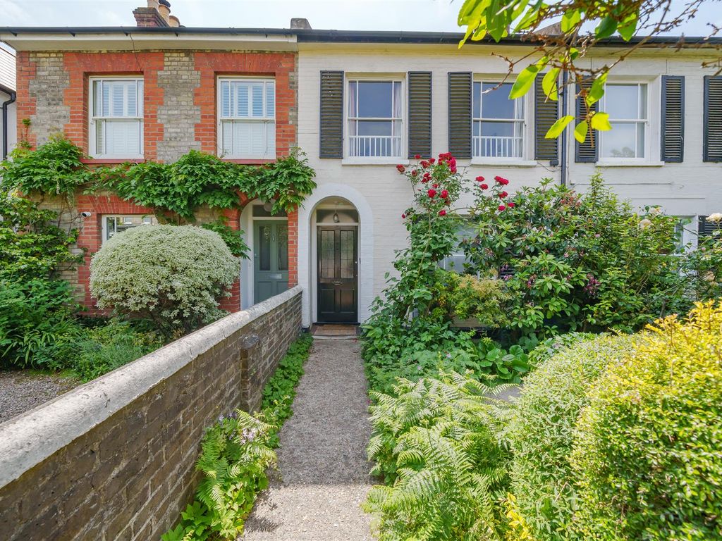 2 bed terraced house to rent in Kings Road, Kingston Upon Thames KT2, £