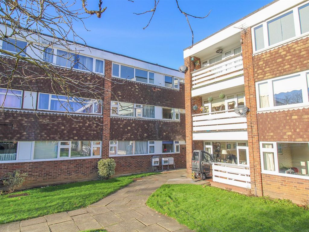 2 bed flat to rent in Priory Court, Harlow CM18 Zoopla