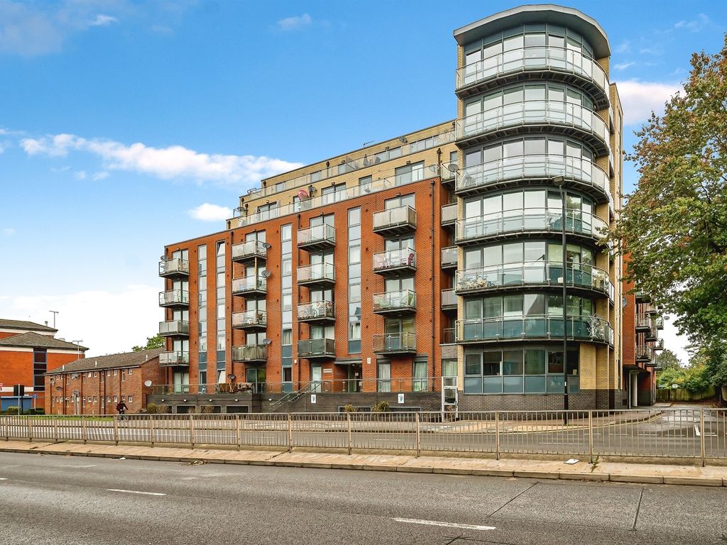 2 bed flat for sale in Bath Road, Slough SL1, £250,000 Zoopla