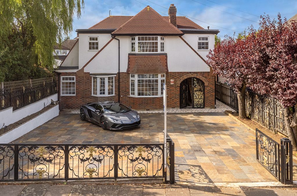 5 bed detached house for sale in Croft Close, London NW7, £1,600,000
